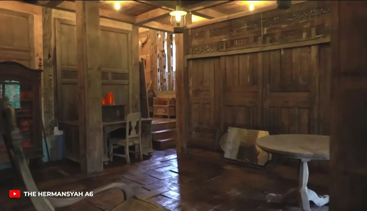 Saat masuk ke dalam, bangunan full dengan kayu ukir hingga kayu tua. Belum lama ini, sahabatnya, Anang Hermansyah berkesempatan melihat-lihat villa Ahmad Dhani yang masih dalam proses perbaikan. [Youtube/The Hermansyah A6]