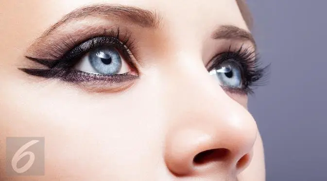 Tanpa memakai makeup lainnya, dengan eyeliner, mata menjadi lebih terdefinisi sehingga memberikan kesan berbeda pada wajah. (iStockphoto)