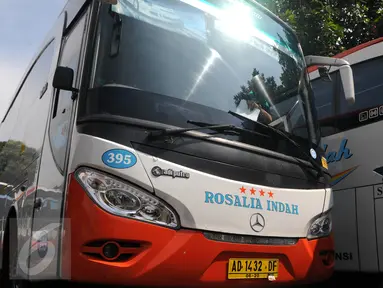 Petugas gabungan dari Kementerian Perhubungan mengecek kesiapan armada bus di Tangerang Selatan, Rabu (29/6). Pengecekan armada bus ini dalam rangka persiapan arus mudik Lebaran 2016. (Liputan6.com/Helmi Afandi)