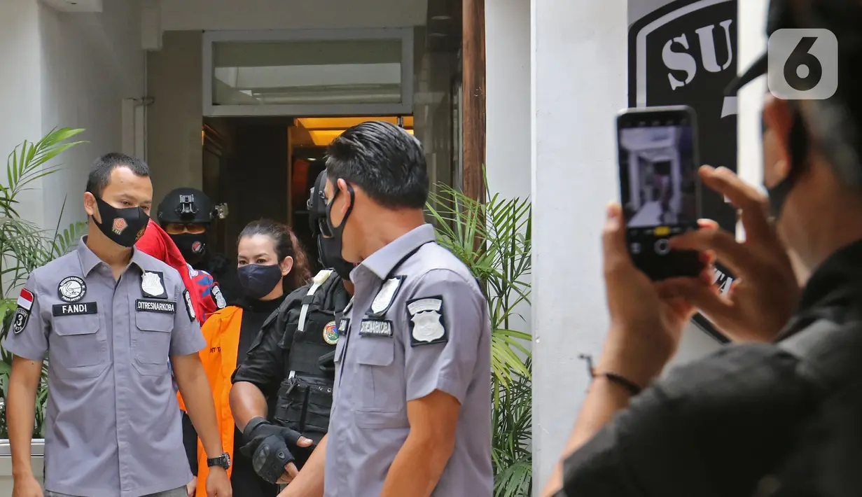 Penyanyi Reza Artamevia (tengah) saat rilis kasus pengungkapan tindak pidana narkotika di Polda Metro Jaya, Jakarta, MInggu (6/9/2020). Ditresnarkoba Polda Metro Jaya menangkap Reza Artamevia serta mengamankan barang bukti narkotika jenis sabu seberat 0,78 gram. (Liputan6.com/Herman Zakharia)