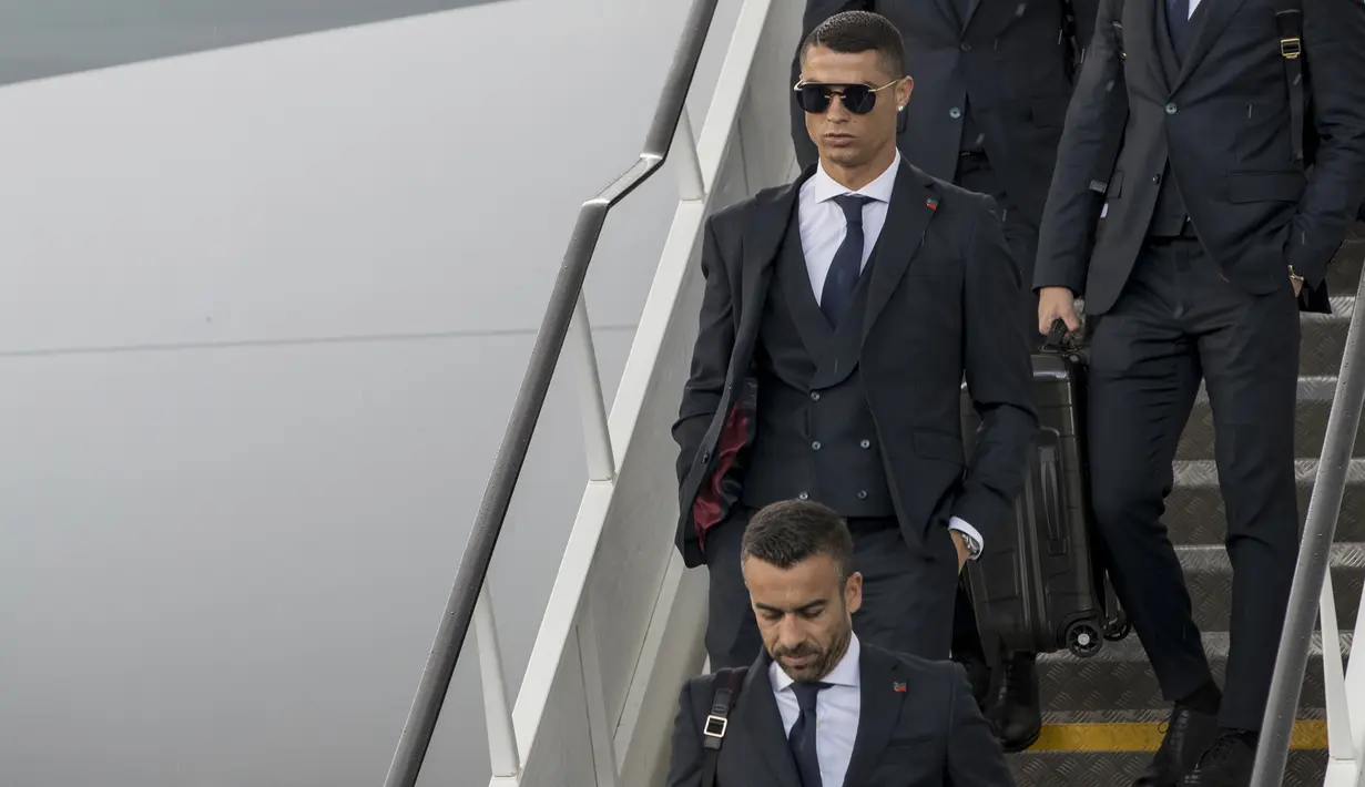 Bintang Portugal, Cristiano Ronaldo, saat tiba di Bandara Zhukovsky, Moskow, Sabtu (9/6/2018). CR 7 akan berjuang bersama Portugal pada ajang Piala Dunia 2018 Rusia. (AFP/Yuri Kadobnov)