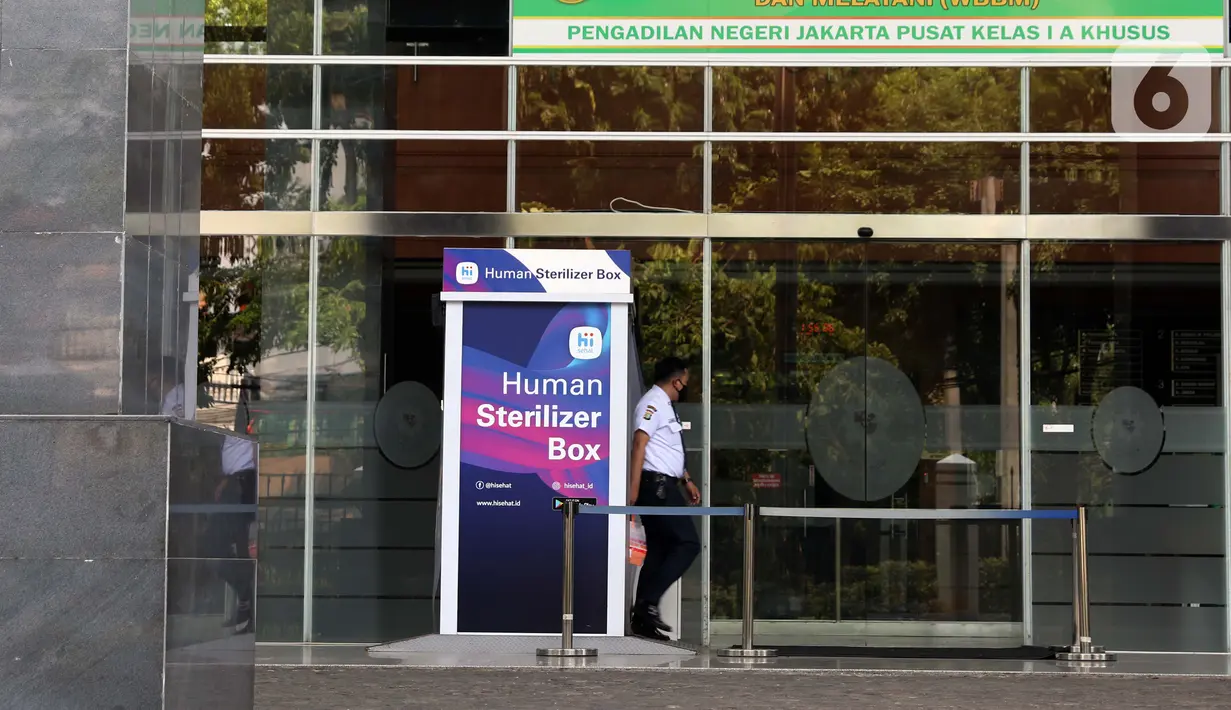 Petugas keamanan mengecek lobby Pengadilan Negeri Jakarta Pusat, Rabu (7/10/2020). Pengadilan Negeri Jakarta Pusat menghentikan aktivitas selama tiga hari terhitung Rabu 7 Oktober hingga 9 Oktober 2020 karena adanya hasil tes pegawai yang reaktif COVID-19. (Liputan6.com/Helmi Fithriansyah)