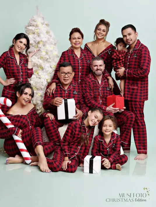 Rayakan Natal penuh suka cita, Melaney Ricardo tampil kompak bersama keluarga besarnya mengenakan piyama motif kotak-kotak warna merah. Unik ya! (Instagram/melaney_ricardo).