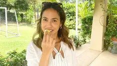 Ekspresi Pevita Pearce saat pertama kali makan durian. Di unggahan tersebut, Pevita terlihat memakai baju berwarna putih dengan bawahan batik berwarna biru muda. Pevita tampil natural tanpa makeup dengan penuh senyum. (Instagram/pevpearce)