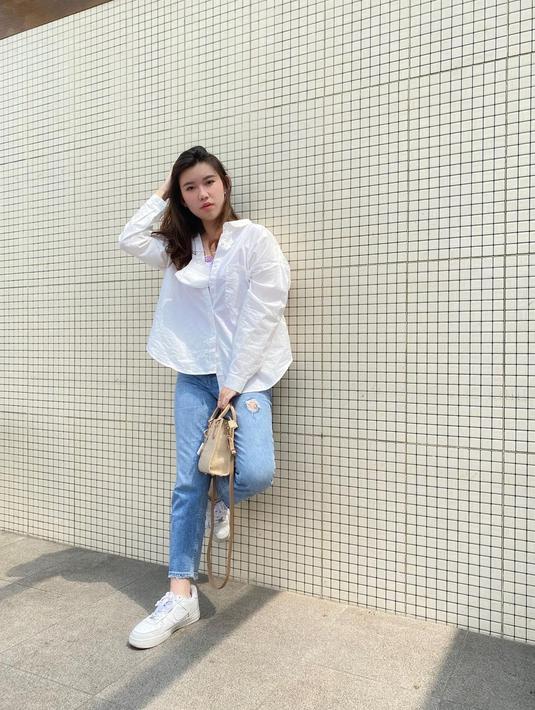 <p>Di kesehariannya, pemilik nama lengkap Jennifer Hanna Sutiono ini tampil dengan gaya kasual. Meski terkesan simpel, penampilan Jennifer Hanna tetap terelihat modis. (Liputan6.com/IG/@hanna.sutiono)</p>