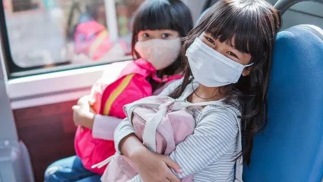 Memakai masker selama perjalanan mudik