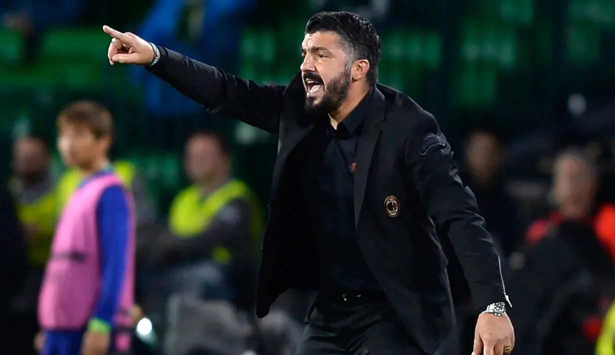 Pelatih AC Milan, Gennaro Gattuso menginstruksikan pemainnya saat melawan Real Betis pada grup F Liga Europa di stadion Benito Villamarin, Sevilla (8/11). Milan menahan imbang Betis 1-1. (AFP Photo/Cristina Quicler)