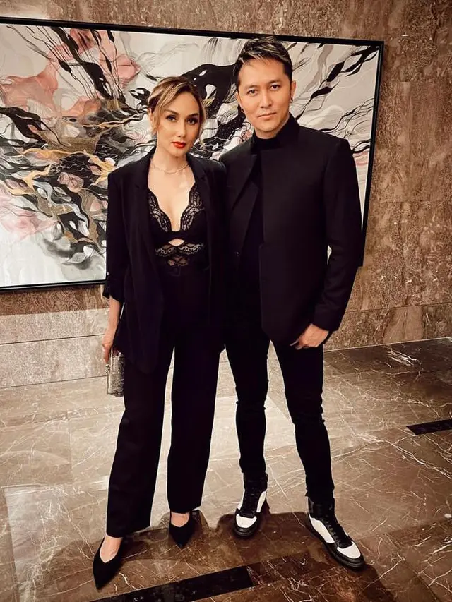 8 Tahun Menikah, Intip Gaya Sara Wijayanto dan Demian Aditya yang Selalu Kompak Kenakan Busana Serba Hitam