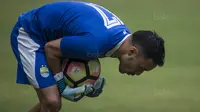 Gelandang Persib, Shohei Matsunaga, menjadi kiper saat latihan di Stadion GBLA, Jawa Barat, Kamis (20/7/2017). Persib bersiap menghadapi Persija pada laga Liga 1. (Bola.com/Vitalis Yogi Trisna)