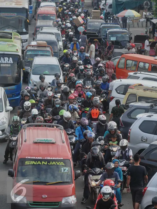 Kepadatan arus lalu lintas di depan Pasar Tumpah di Cikarang, Jawa Barat, Jumat (1/7). Keberadaan Pasar Tumpah Cikarang menjadi salah satu penyebab kemacetan di Jalur Pantura. (Liputan6.com/Gempur M Surya)
