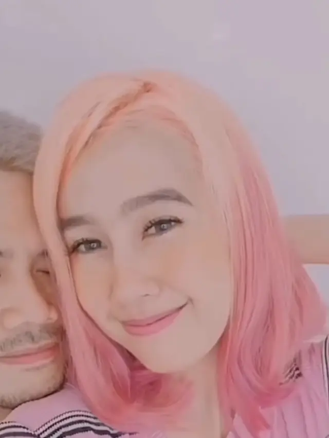 6 Potret Terbaru Ardina Rasti dengan Warna Rambut Pink, Bikin Pangling