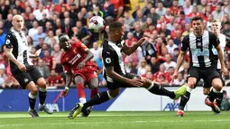 Striker Liverpool Sadio Mane (dua kiri) mencetak gol ke gawang Newcastle United pada laga Liga Inggris di Anfield, Liverpool, Inggris, Sabtu (14/9/2019). Sadio Mane dan Mohamed Salah membawa Liverpool menghajar Newcastle 3-1. (Paul ELLIS/AFP)