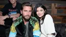 Kylie Jenner dan Scott Disick keluar bersama usai menghadiri pesta tahunan Young Hollywood yang digelar Nylon dan BCBGeneration di Hyde Sunset pada, Kamis (12/5) malam. (AFP/Bintang.com)