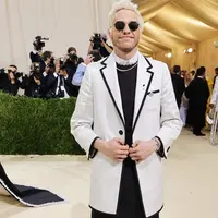 Kini rok tak hanya untuk perempuan saja. Konsep gender fluidity sudah semakin marak. Pete Davidson menerapkannya dalam tampilannya di Met Gala 2021. (Foto: Instagram/ blaccrenaissancepodcast_nyc).
