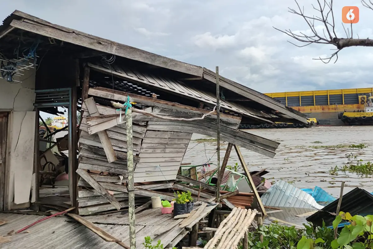 Tongkang Seruduk Rumah Warga Tapin Kalsel