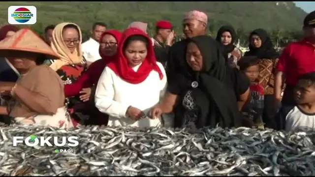 Janji tingkatkan kesejahteraan nelayan, Cawagub Jawa Timur, Puti Guntur Soekarno beli terasi dan ikan di Kampung Nelayan Pantai Puger, Jember.