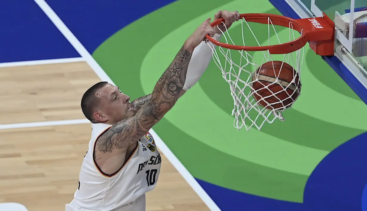 Daniel Theis yang saat ini masih bermain di NBA bersama Indiana Pacers saat ini telah menginjak usia 31 tahun. Sebelumnya ia juga pernah membela Houston Rockets, Boston Celtics dan Chicago Bulls di kompetisi NBA. (AFP/Jam Sta Rosa)