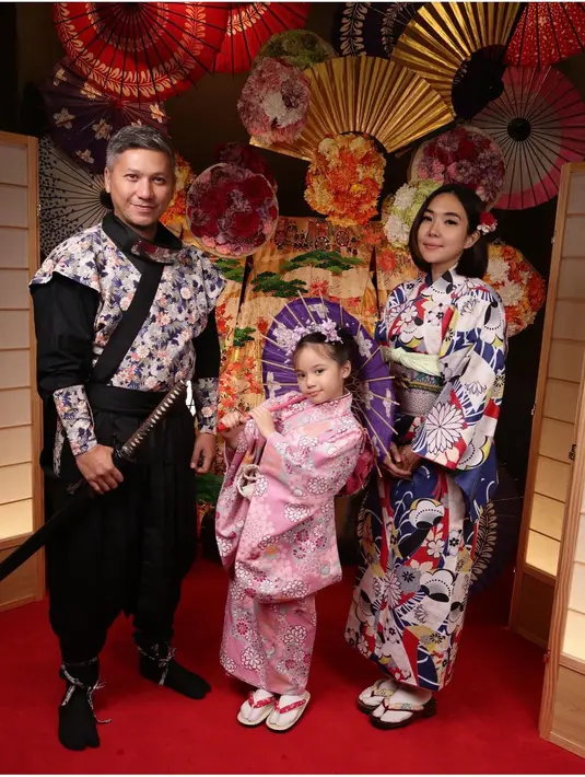 Tak hanya Gempi, Gading Marten dan Gisel juga berpose memakai kimono. Mereka berpose bersama layaknya keluarga harmonis. (Foto: Instagram/@gadiiing)