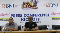 Direktur Proliga Hanny S. Surkatty (kanan) saat memberikan keterangan pers terkait perhelatan akbar bola voli Indonesia di kantor PBVSI, Jakarta, Selasa (24/1). (Liputan6.com/Helmi Afandi