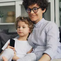 Ketika orangtua terlalu sibuk dengan pekerjaan atau ponsel, anak mencari perhatian lewat aktivitas digital. (Foto: Vitaly Gariev/Unsplash)