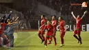 Para pemain Indonesia U19 langsung berlarian usai wasit meniup peluit panjang dan memastikan Garuda Muda lolos ke putaran final Piala AFC (Liputan6.com/Helmi Fithriansyah)