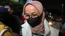 Istri Bupati Pemalang Anom Widiyantoro, Noor Faizah Maenofie dikawal penyidik KPK saat tiba di Gedung Merah Putih KPK, Jakarta, Rabu (29/7/2026). (KLY/ Arie Basuki)