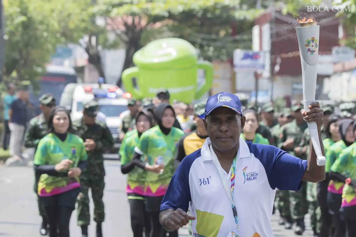 Abdul Rojak Membawa Obor Asian Games 2018