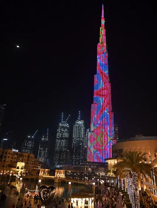 Gambar pada 4 Januari 2020 memperlihatkan Burj Khalifa, bangunan tertinggi di dunia, diterangi selama pertunjukan cahaya di Dubai. Burj Khalifa yang resmi dibuka pada 4 Januari 2010 itu merayakan hari jadinya yang ke-10 dengan pertunjukan lampu LED khusus. (Giuseppe CACACE / AFP)