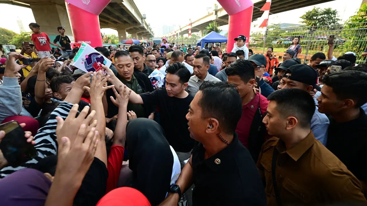 Wakil Presiden (Wapres) Gibran Rakabuming Raka menyambangi langsung perayaan HUT ke-80 RI oleh warga di RW 04, Cipinang Melayu, Makasar, Jakarta Timur (Jaktim) pada Sabtu (16/08/2025).