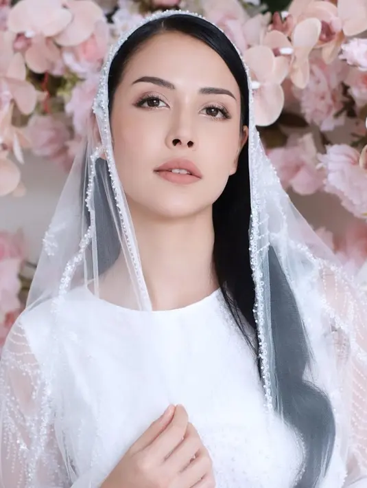 Baru-baru ini dirinya juga terlihat mengunggah foto memakai busana berwarna putih lengkap dengan sebuah veil. Diduga jika foto tersebut diambil saat dirinya menggelar pengajian jelang pernikahan. (Liputan6.com/IG/@estelleelinden)