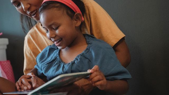 Ilustrasi ibu membacakan cerita rakyat untuk anak