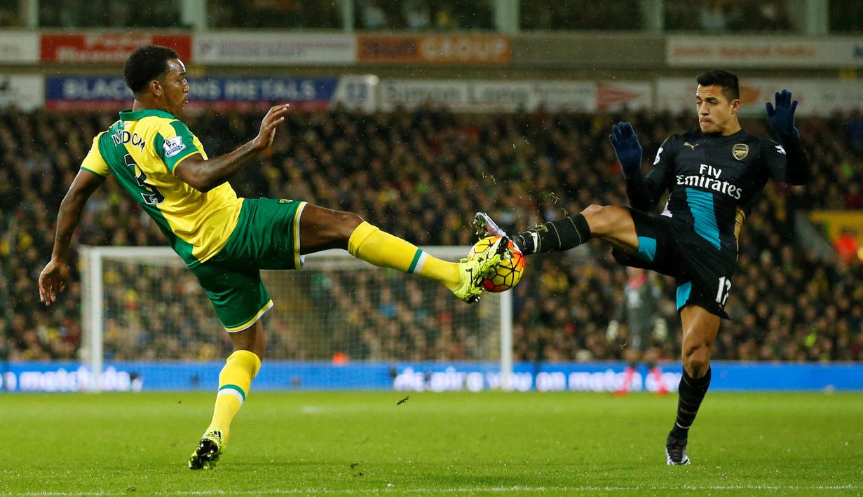 Pemain Arsenal, Alexis Sanchez (kanan), berebut bola dengan pemain Norwich City, Andre Wisdom, dalam lanjutan Liga Inggris di Stadion Carrow Road, Minggu (29/11/2015) malam WIB.  (Action Images via Reuters/Andrew Boyers)
