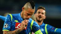 Kapten Napoli, Marek Hamsik merayakan gol pembuka Napoli pada laga lanjutan Liga Champions Grup C yang berlangsung di stadion San Paulo, kamis (29/11). Napoli menang 3-1 atas Red Star Belgrade. (AFP/Carlo Hermann)