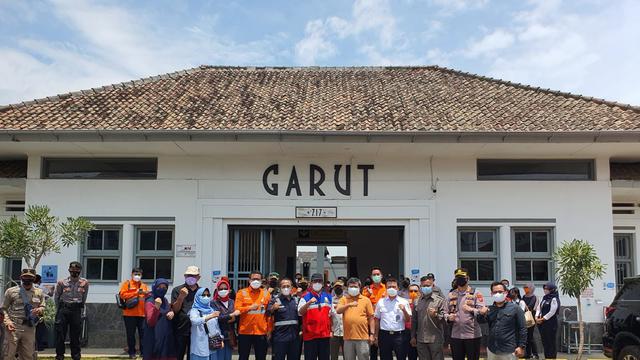 Rombongan Dirjen Perkeretapian Indonesia bersama Forkopimda Garut, selepas melakukan perjalanan pengujian jalur kereta di Stasiun Garut Kota.