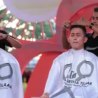 Dalam memperingati Hari Kanker Anak Internasional 2017, beberapa penyanyi ikut menggunduli rambutnya. Yayasan Kasih Anak Kanker Indonesia (YKAKI) menggelar acara bertajuk Berani Gundul. (Deki Prayoga/Bintang.com)