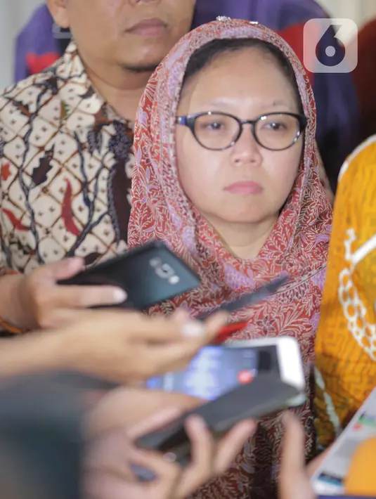 Tokoh dari Gerakan Suluh Kebangsaan, Alissa Wahid memberikan keterangan usai menggelar pertemuan tertutup dengan Wakil Presiden ke 6 Try Sutrisno di Jakarta, Kamis (3/10/2019). Pertemuan tersebut selain silaturahmi juga mendiskusikan berbagai isu kebangsaan saat ini. (Liputan6.com/Faizal Fanani)
