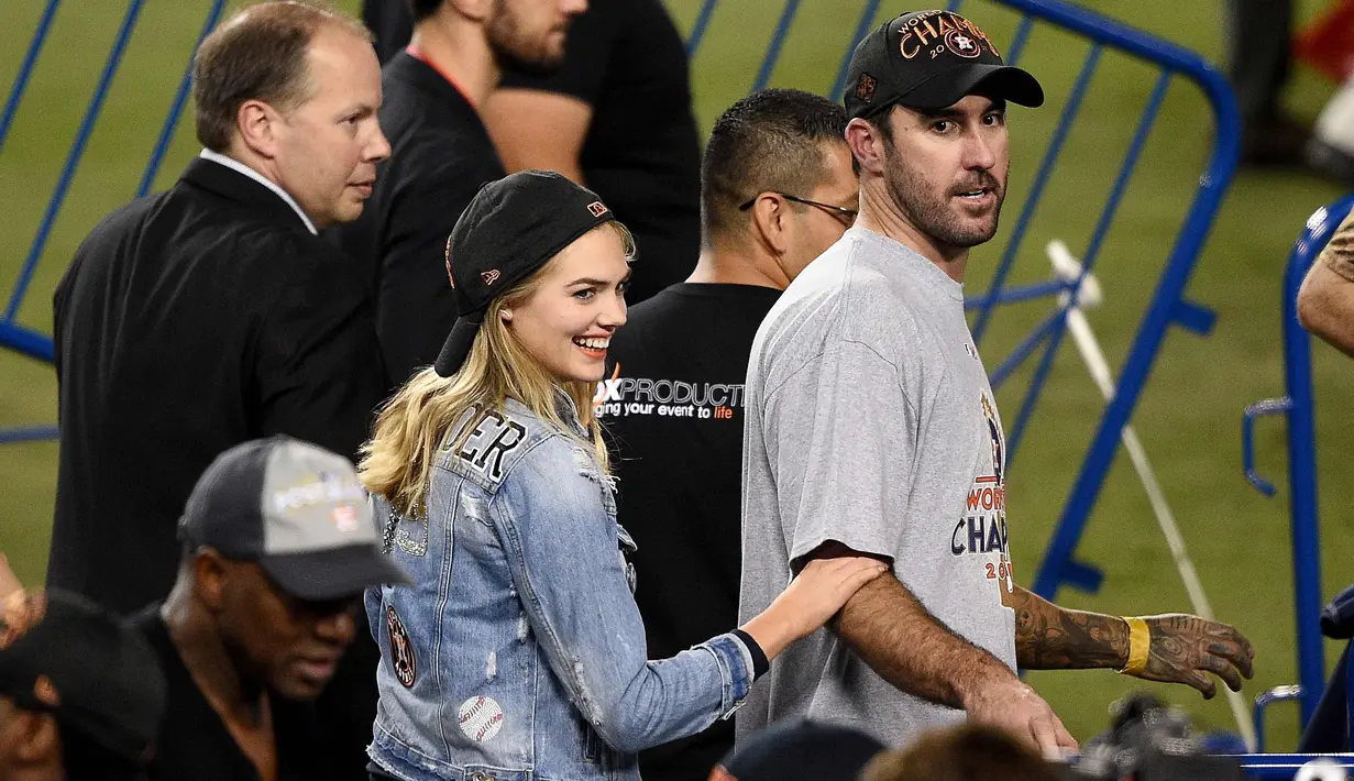 Model Kate Upton mendampingi tunangannya pemain Houston Astros, Justin Verlander setelah memenangkan pertandingan melawan Los Angeles Dodgers 5-1 di game ke tujuh di Dodger Stadium di Los Angeles, California (1/11). (Kevork Djansezian/Getty Images/AFP)