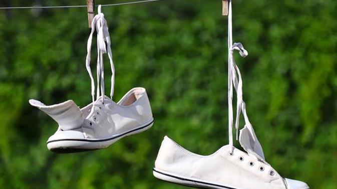Cara Alami Menghilangkan Noda Kotor  Pada Sepatu  Kanvas 