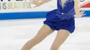 Pemain figure skating Mai Mihara meluncur dengan satu kaki pada acara Skate America 2016 di Sears Center Aren, Chicago, AS (21/10). Figure Skating adalah olahraga ice skating yang paling banyak diminati di seluruh dunia. (Reuters/ Kamil Krzaczynski)