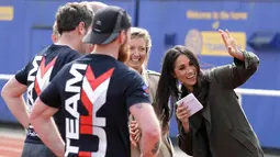 Meghan Markle berbincang dengan atlet tim Inggris untuk Invictus Games Sydney 2018 di University of Bath, Inggris (6/4). Invictus Games merupakan kompetisi olahraga internasional untuk veteran yang terluka dalam perang. (AP Photo/Kirsty Wigglesworth,pool)