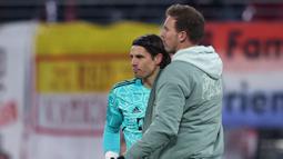 Pelatih Bayern Munchen, Julian Nagelsmann, memberikan arahan kepada Yann Sommer saat melawan RB Leipzig pada laga Bundesliga di Stadion Red Bull Arena, Sabtu (21/1/2023). Namun, debut Yann Sommer tidak maksimal karena gawang yang dijaganya tidak steril dari gol. (AFP/Ronny Hartmann)