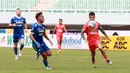 <p>Pemain Borneo FC, Stefano Jantje Lilipaly (kanan) mengontrol bola dibayangi pemain Persib Bandung, Daisuke Sato dalam pertandingan lanjutan BRI Liga 1 2022/2023 yang berlangsung di Stadion Pakansari, Bogor, Kamis (26/1/2023). (Bola.com/Ikhwan Yanuar)</p>