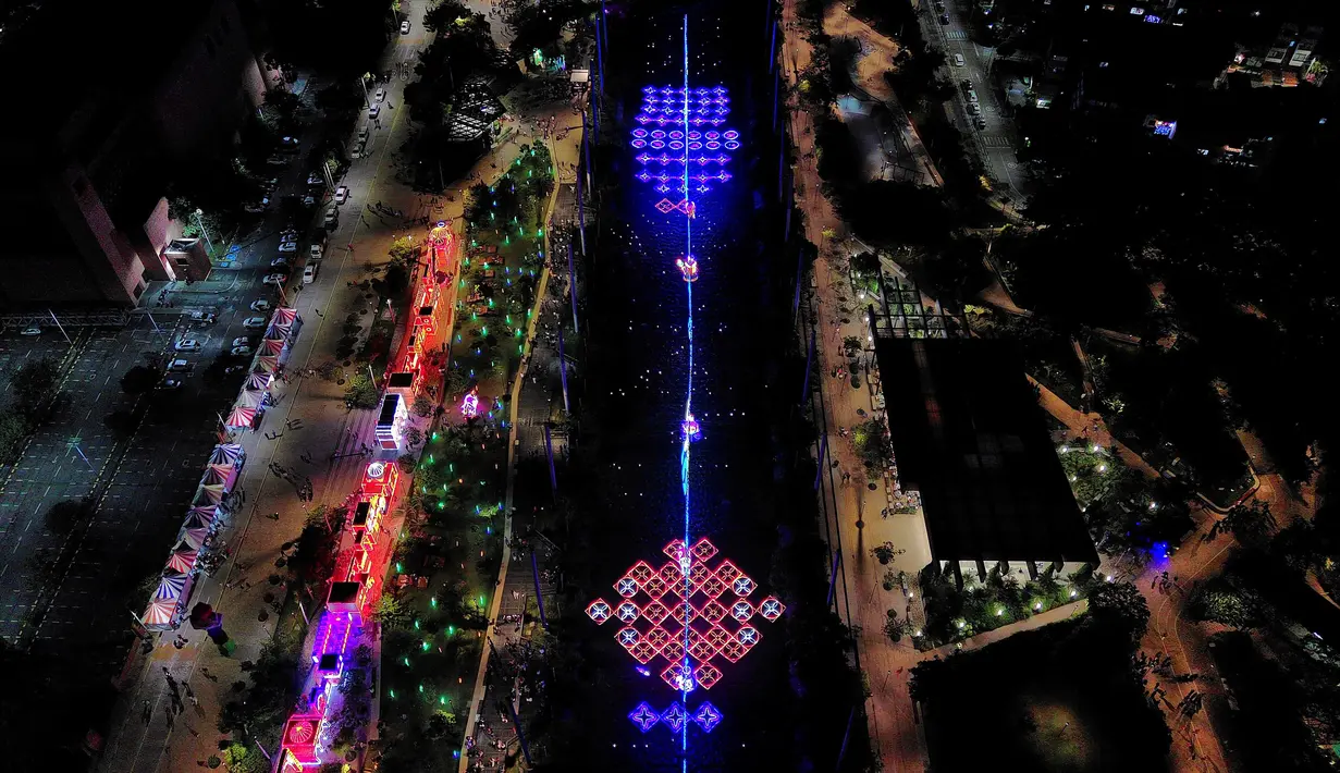 Setiap tahunnya, penampilan cahaya lampu dirancang khusus sebagai bagian dari perayaan Natal di kota Medellin. (JAIME SALDARRIAGA/AFP)
