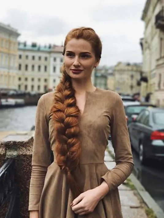 Rambut perempuan 24 tahun itu mulai tumbuh tebal dan panjang. Bahkan kini, Anastasia Sidorova dijuluki sebagai Rapunzel lantaran rambutnya yang panjang dan juga indah. (instagram.com/sidorovaanastasiya)