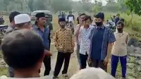 2 warga setempat menolak pemakaman jenazah. Keduanya berdalih takut karena jenazah merupakan pasien posisitf Covid-19, merekapun mengatasnamakan warga sekitar dan tidak memperbolehkan jenazah dimakamkan di lokasi tersebut.