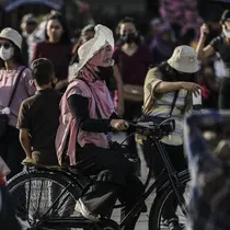 Warga bersepeda saat menikmati libur Lebaran di kawasan Kota Tua, Jakarta, Sabtu (7/5/2022). Akhir libur Idul Fitri, sejumlah kawasan wisata di Jakarta dipadati pengunjung untuk menghabiskan masa liburannya bersama keluarga dan Kota Tua masih menjadi salah satu destinasi wisata yang digemari warga DKI Jakarta dan sekitarnya. (Liputan6.com/Johan Tallo)