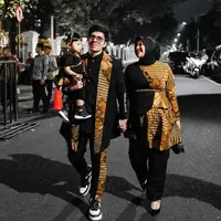 Adu Pula Atta Halilintar yang mengenakan jas hitam dengan detail batik pada bagian depan dan celananya. Sementara itu, Aurel dan Ameena mengenakan atasan batik dipadukan celana hitam. [@attahalilintar]