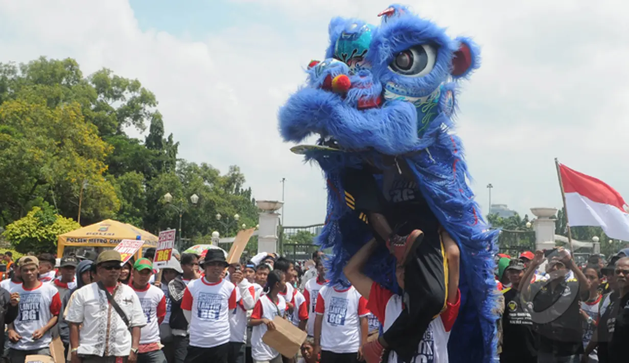 Sebuah barongsai beraksi saat unjuk rasa mendukung Jokowi untuk melantik Budi Gunawan menjadi Kapolri, Jakarta, Senin (16/2/2015). (Liputan6.com/Herman Zakharia)
