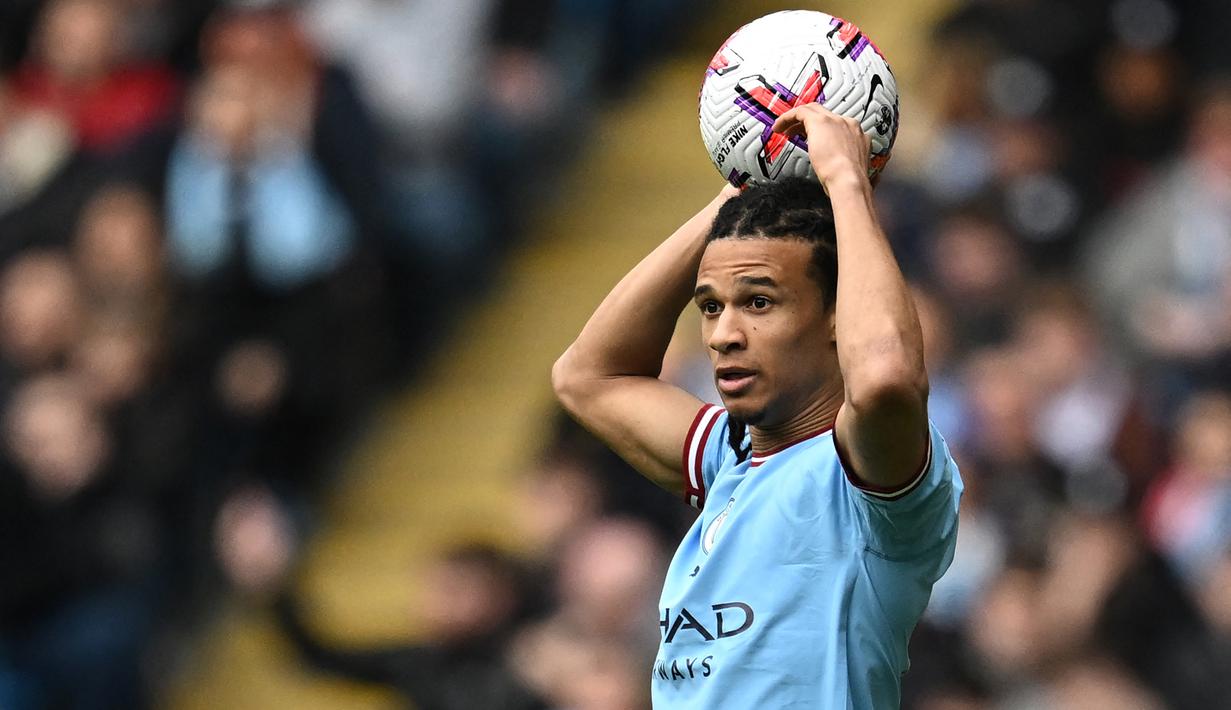 Bek Manchester City, Nathan Ake bersiap melakukan lemparan ke dalam saat menghadapi Liverpool pada laga Liga Inggris 2022/2023 di Etihad Stadium, Manchester (1/4/2023). Nathan Ake menjadi pemain termahal yang pernah dilepas Bournemouth ke sesama klub Inggris hingga kini. Setelah dibeli dari Chelsea dengan nilai 22,8 juta euro pada awal musim 2017/2018, Bournemouth kemudian menjualnya ke Manchester City pada awal musim 2020/2021 dengan nilai 45,3 juta euro atau kini setara Rp473 miliar. (AFP/Paul Ellis)