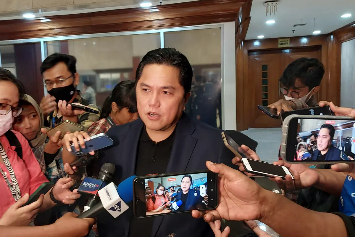 Menteri BUMN Erick Thohir saat ditemui di Gedung DPR RI, Kamis (15/6/2023). Erick Thohir menyebut negosiasi bisnis menjadi hal yang lumrah dilakukan, seperti yang dilakukan untuk  gelaran World Superbike (WSBK) di sirkuit Mandalika. (Arief/Liputan6.com)